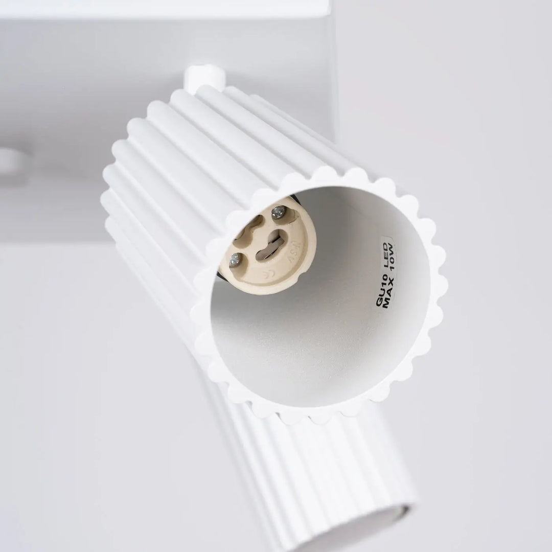 Plafonnier karbon allie à un design minimaliste blanc avec spot led nervuré et douille e27 pour ampoules gu10 interchangeables