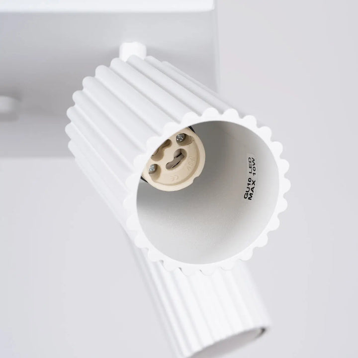 Plafonnier karbon allie à un design minimaliste blanc avec spot led nervuré et douille e27 pour ampoules gu10 interchangeables