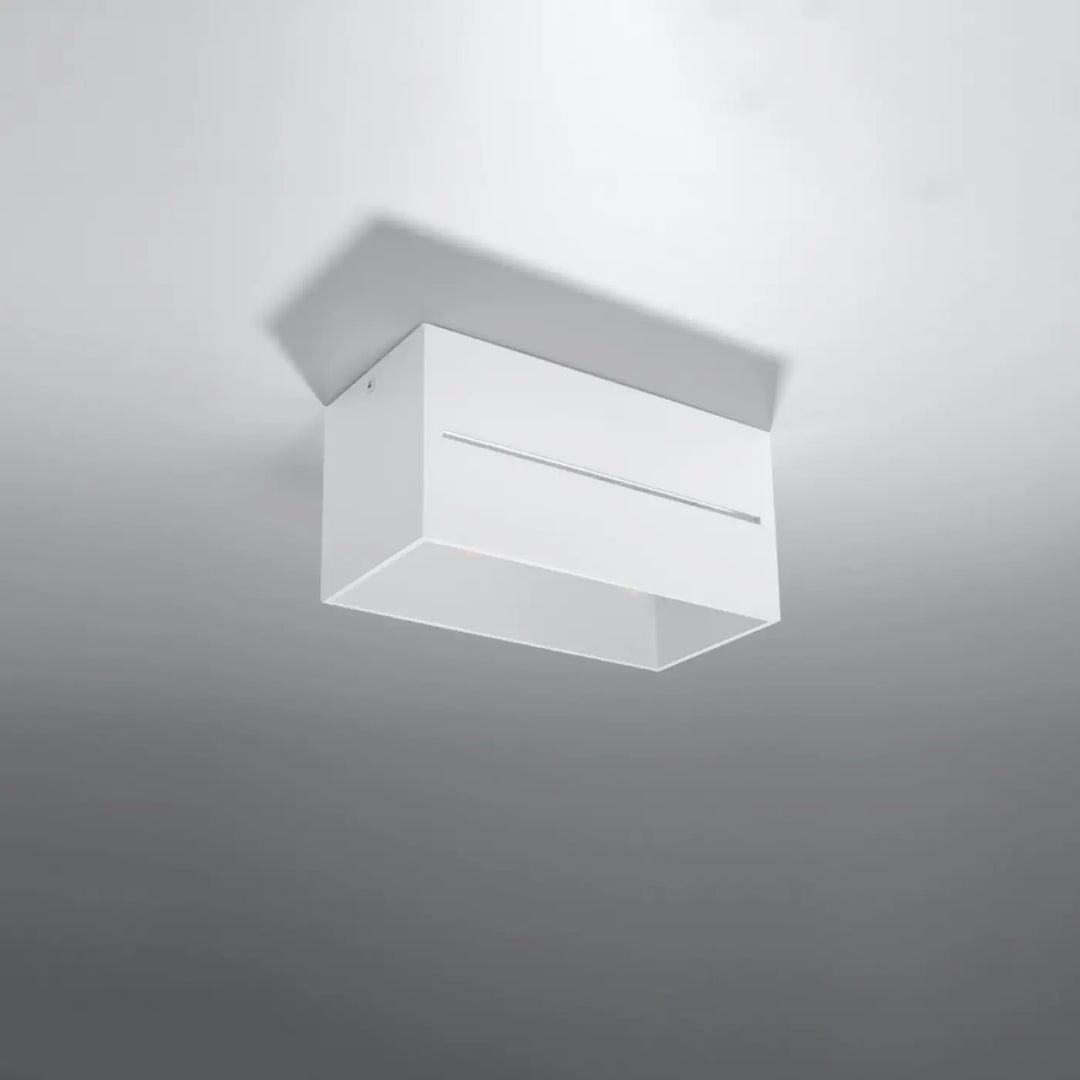 Plafonnier lobo blanc minimaliste avec perforation linéaire offrant un spectacle lumineux épuré