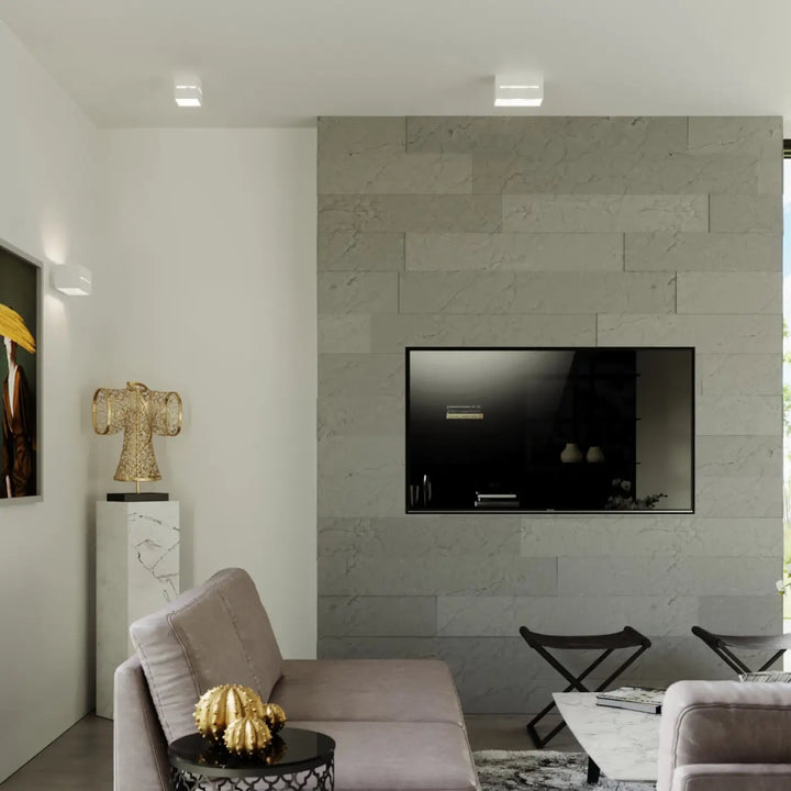 Luminaire plafonnier lobo 2 blanc avec spectacle lumineux et perforation linéaire, télévision écran plat noir encastrée sur mur en marbre gris