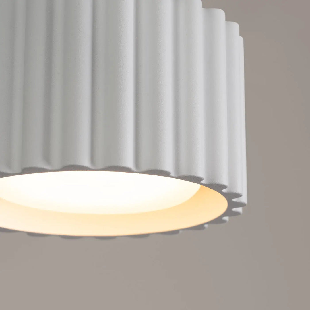Luminaire plafonnier aura 1 blanc avec forme unique inspirée en relief blanc et base circulaire chauffante lumineuse