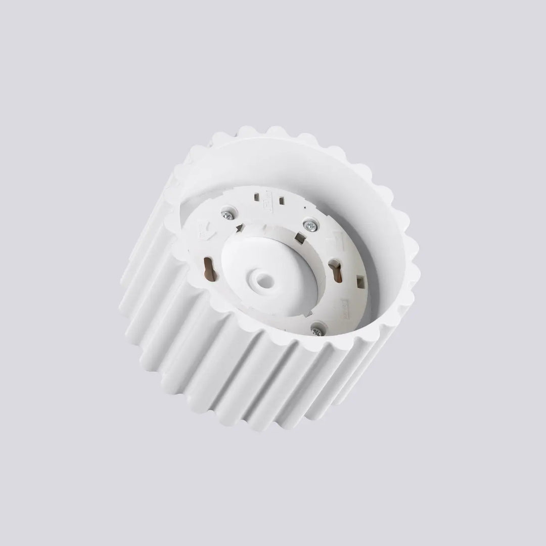 Luminaire plafonnier aura 1 blanc en plastique avec forme unique inspirée circulaire et fixations internes visibles