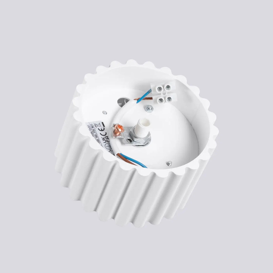 Luminaire plafonnier aura 1 blanc avec forme unique inspirée à extérieur cannelé et câblage visible