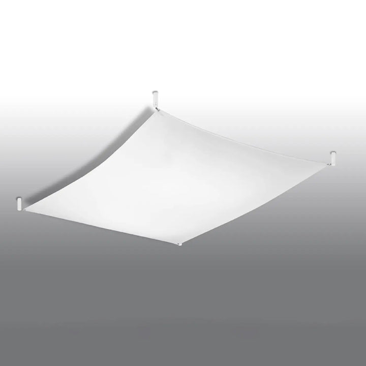 Plafonnier luna 3 blanc avec canopée triangulaire en tissu suspendue par quatre supports pour éclairage minimaliste plus facile