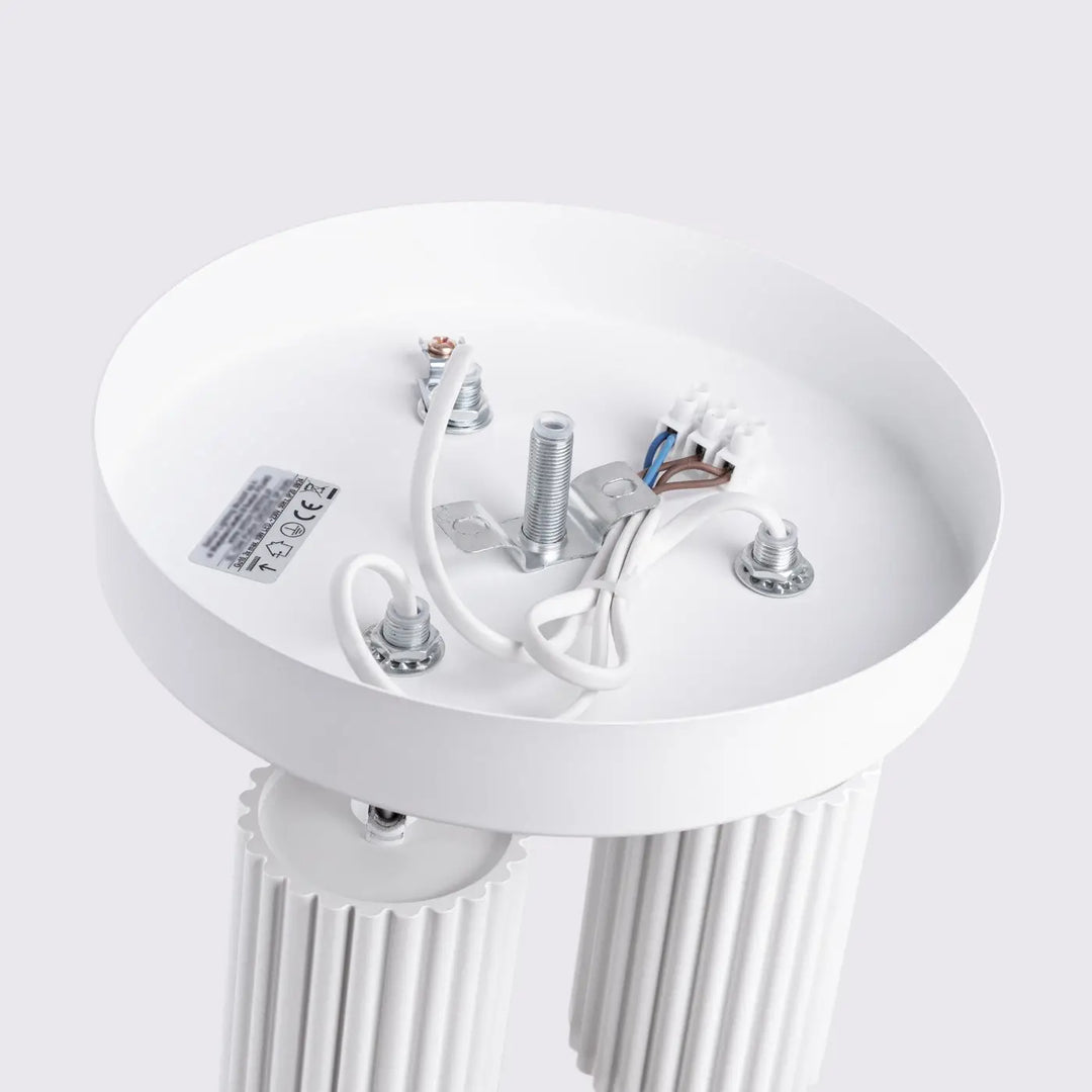 Plafonnier karbon allie blanc cylindrique avec colonnes cannelées, ampoules gu10 interchangeables et design minimaliste