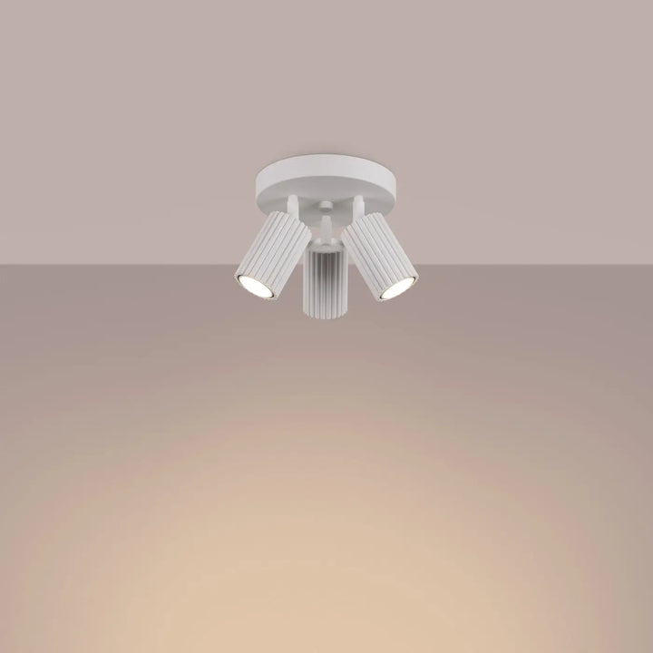 Plafonnier karbon allie blanc avec trois lampes orientables à ampoules gu10 interchangeables design minimaliste