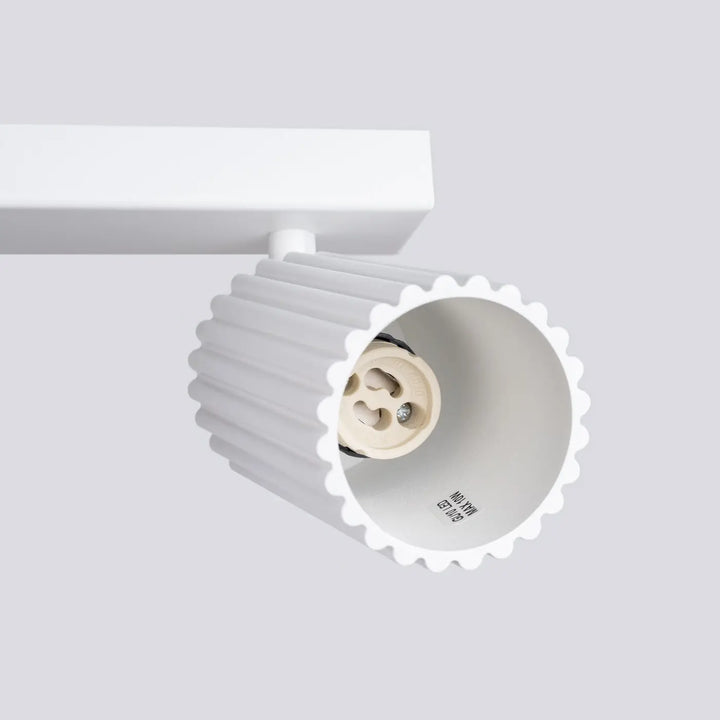 Plafonnier karbon blanc avec abat-jour cannelé à bords festonnés et douille e27 intégrée design minimaliste