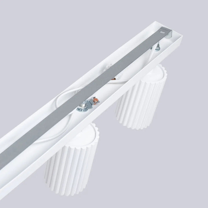 Plafonnier karbon blanc design minimaliste avec double tête led à ampoules gu10 interchangeables et barre métallique