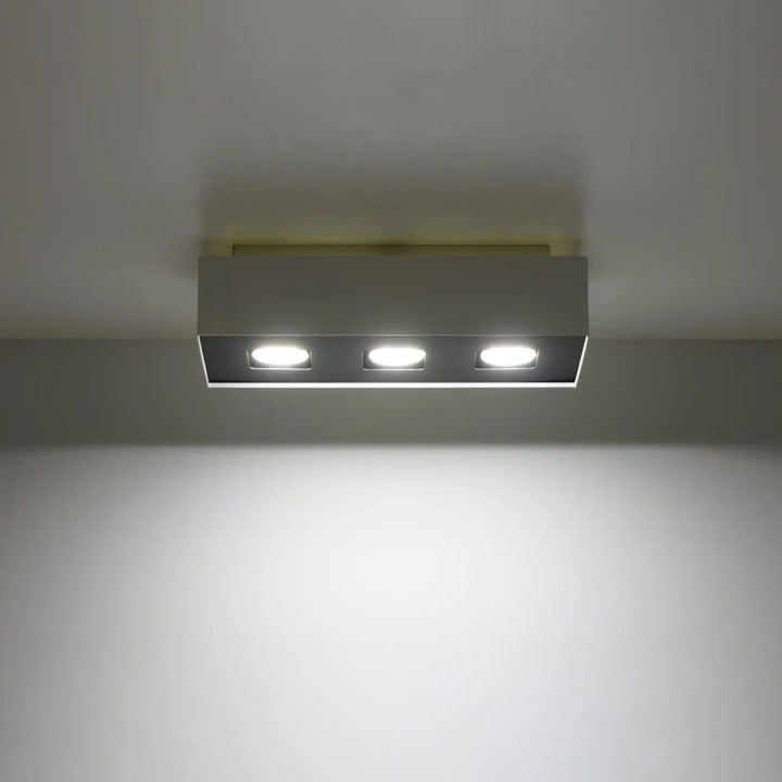 Plafonnier moderne mono 3 blanc avec spot allongé et trois sources lumineuses led encastrées finition métallique élégante