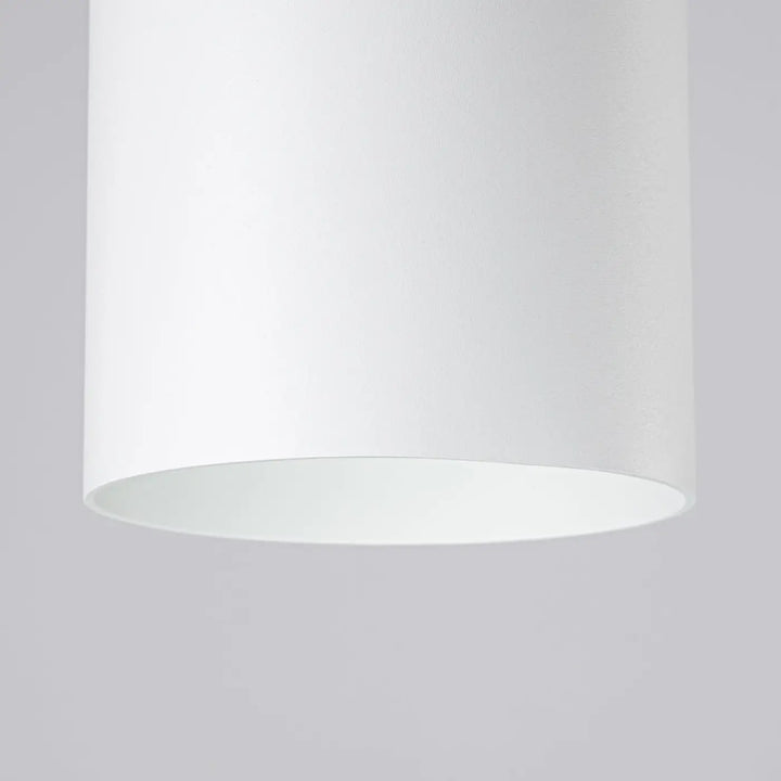 Plafonnier rif cylindrique blanc avec finition mate lisse, une solution déclairage moderne en bois naturel