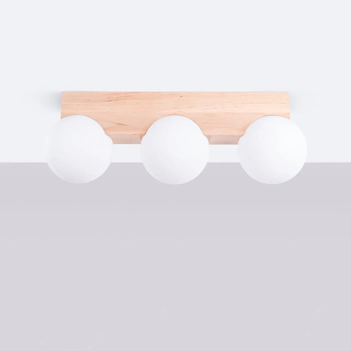 Applique plafonnier bulbo 3 en bois naturel avec trois globes en verre dépoli forme minimaliste et combinaison naturelle