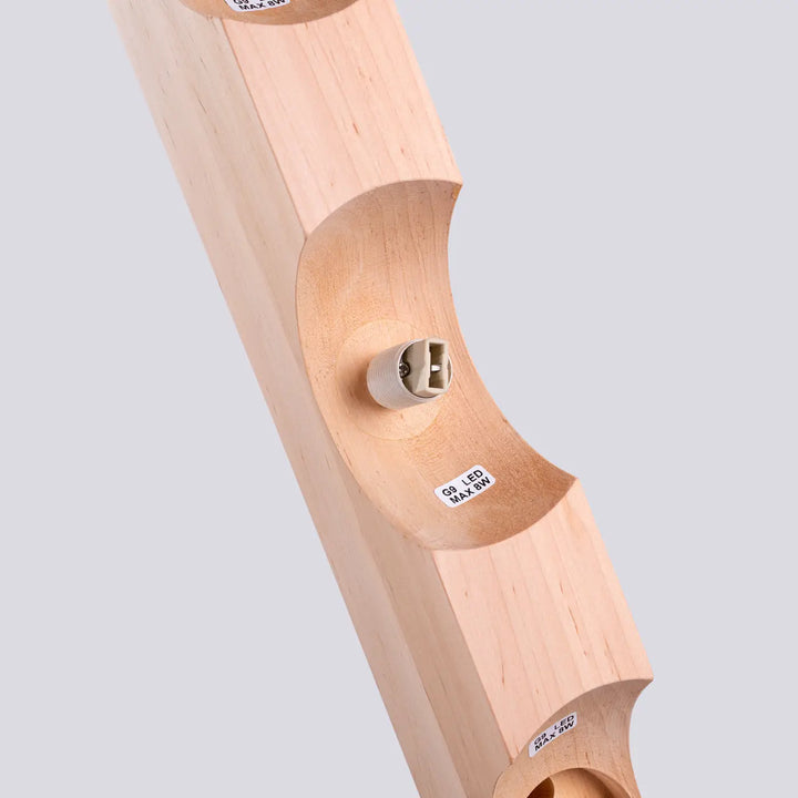 Luminaire plafonnier bulbo 3 en bois naturel avec forme minimaliste et combinaison naturelle intégrant douilles g9 led