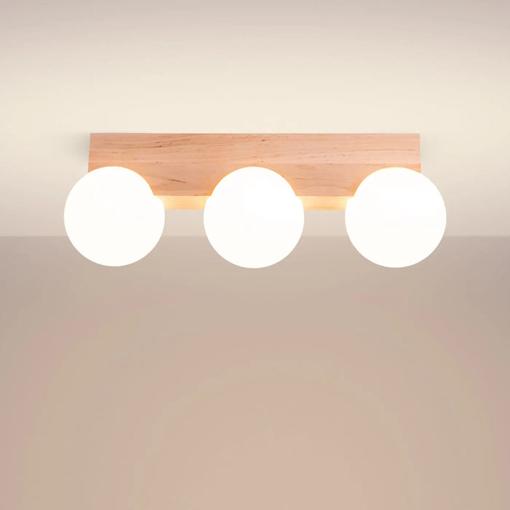 Luminaire plafonnier bulbo 3 en bois naturel avec trois globes en verre givré forme minimaliste et combinaison naturelle