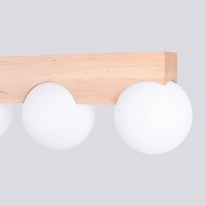 Plafonnier bulbo avec trois globes en verre dépoli et structure en bois naturel pour une combinaison naturelle minimaliste