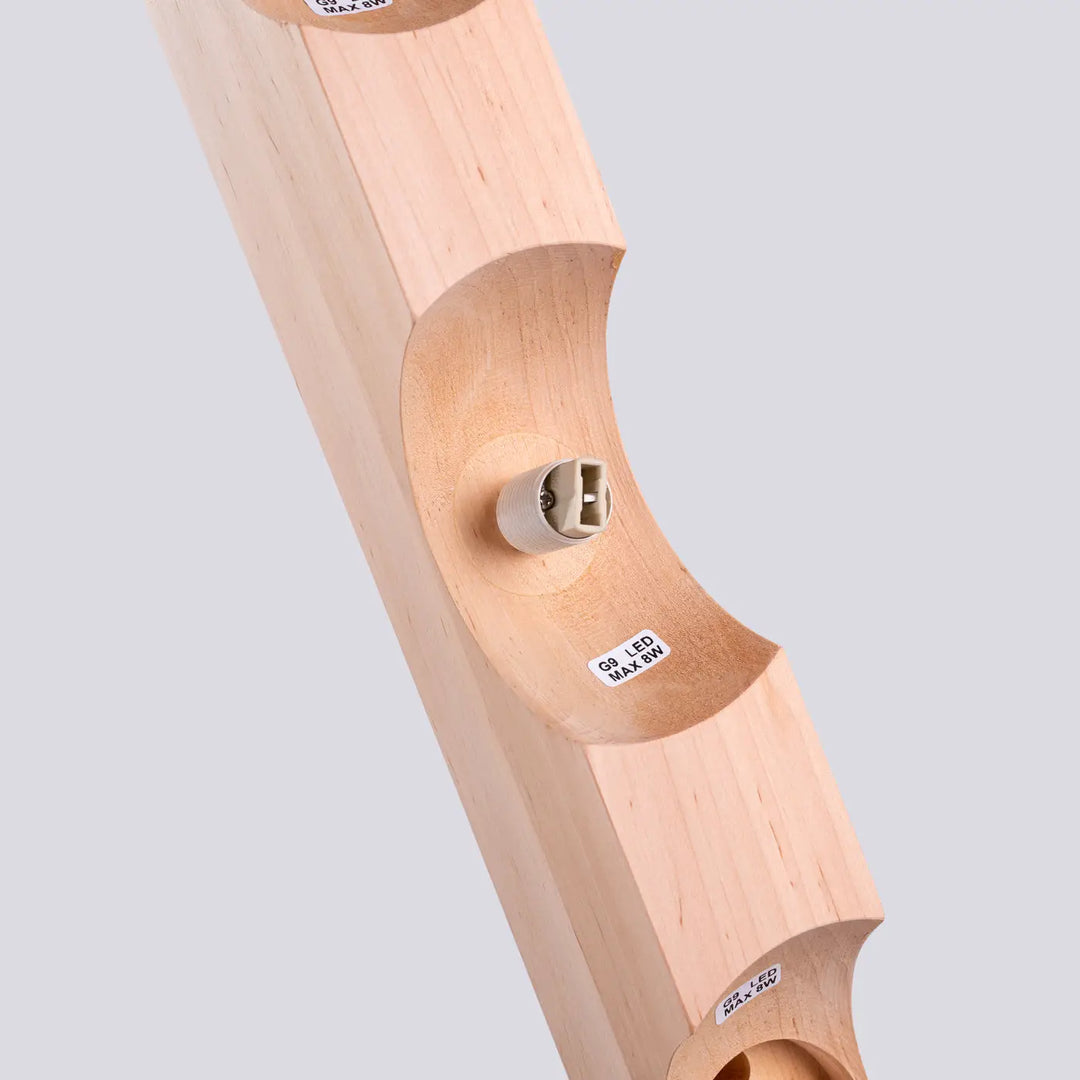 Plafonnier bulbo bois naturel avec forme minimaliste et combinaisons naturelle intégrant des douilles led g9
