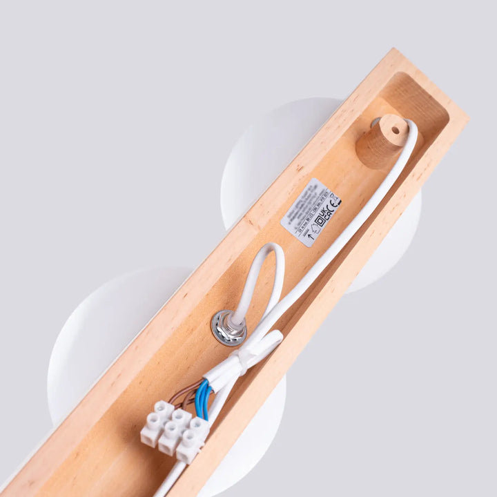 Plafonnier bulbo 4 avec cadre en bois naturel et formes sphériques blanches pour une combinaison naturelle minimaliste