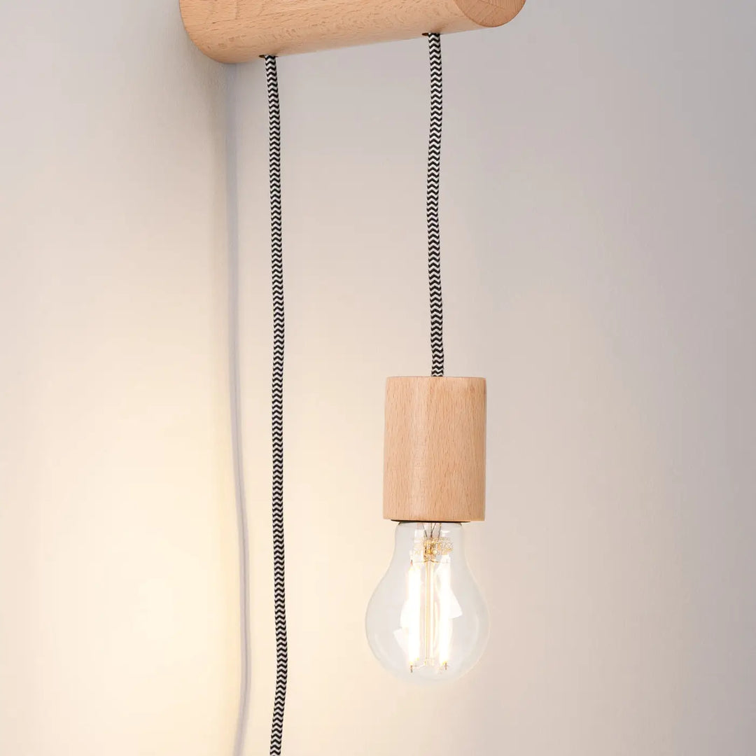 Applique murale cheminée nimbi en bois naturel avec suspension à corde rayée et ampoule filamenteuse exposée