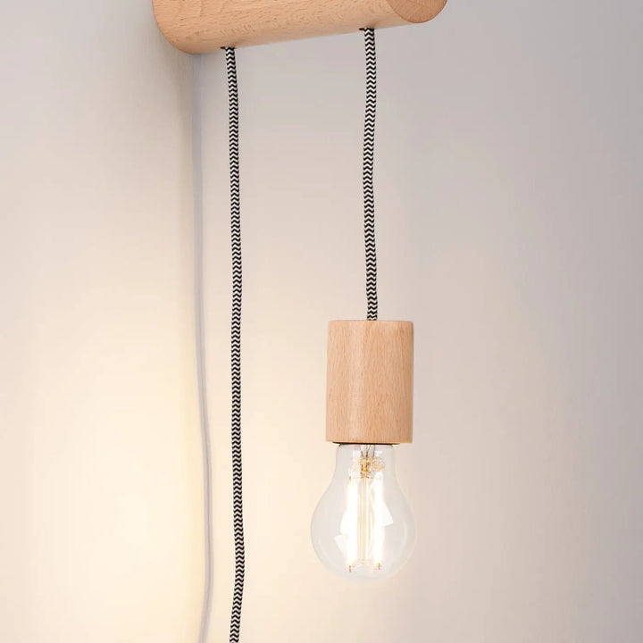 Applique murale cheminée nimbi en bois naturel avec suspension à corde rayée et ampoule filamenteuse exposée