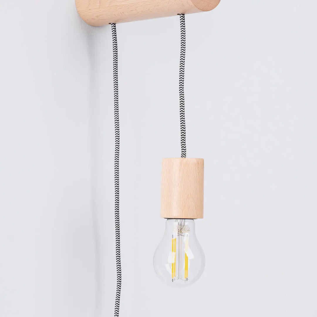 L’applique murale nibi e27 avec interrupteur minimaliste en bois et cordon noir et blanc motif zigzag avec lampe cheminée nimbi