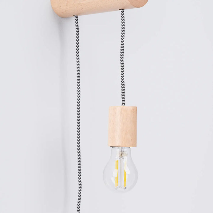 L’applique murale nibi e27 avec interrupteur minimaliste en bois et cordon noir et blanc motif zigzag avec lampe cheminée nimbi