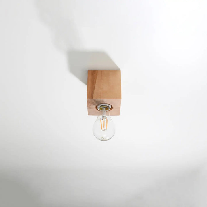 Luminaire plafonnier ariz en bois naturel avec une applique murale carrée minimaliste et ampoule à filament clair