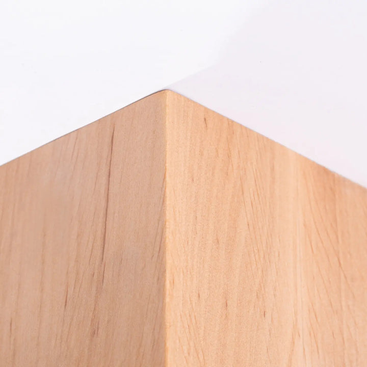 Coin en bois naturel clair avec finition grain naturel lisse pour lampe solis au design minimaliste et abat-jour sphérique crée