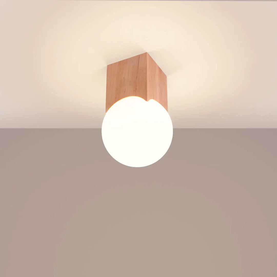 Lampe solis plafonnier avec base carrée en bois naturel et abat-jour sphérique crée en verre dépoli design minimaliste