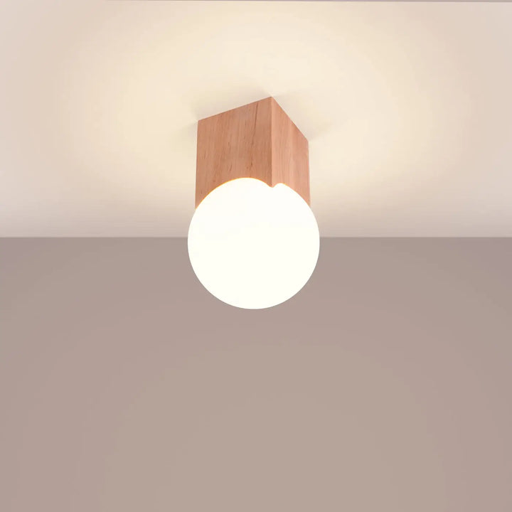 Lampe solis plafonnier avec base carrée en bois naturel et abat-jour sphérique crée en verre dépoli design minimaliste