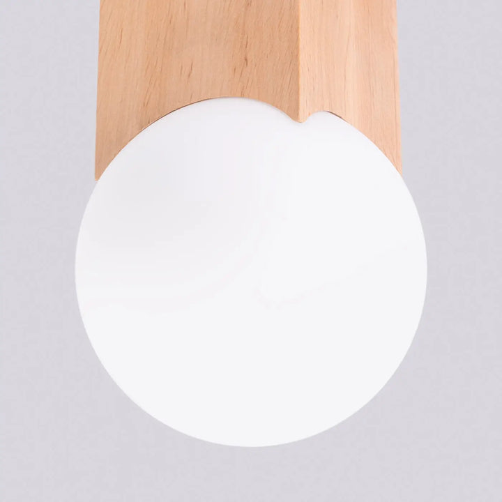 Luminaire plafonnier solis en bois naturel avec abat-jour sphérique crée en verre blanc opaque design minimaliste