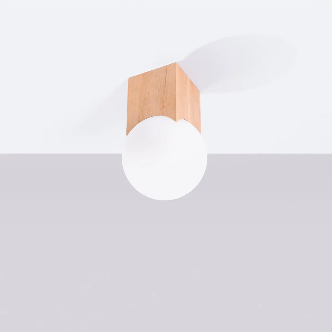 Luminaire plafonnier solis avec base en cube bois naturel et abat jour sphérique crée en verre blanc opaque design minimaliste