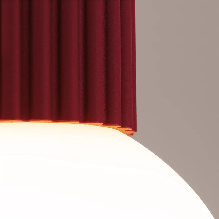 Luminaire plafonnier halo bordeaux avec abat-jour plissé rouge profond et base sphère laiteuse pour bureau décorative