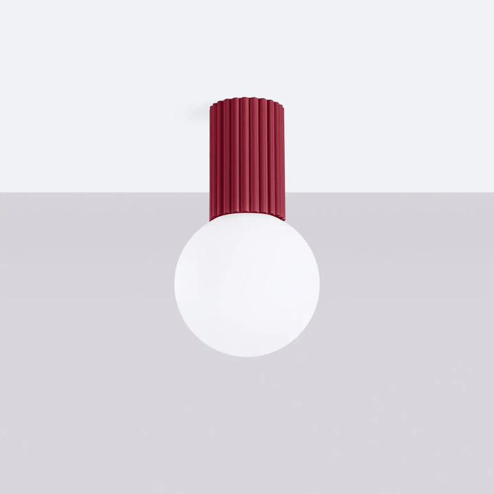 Luminaire plafonnier halo bordeaux avec tige cylindrique cannelée rouge mat et sphère laiteuse pour bureau décorative