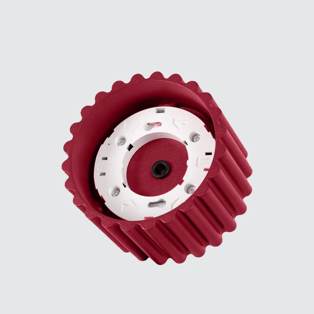 Luminaire plafonnier aura 1 bordeaux avec forme unique inspirée présentant un engrenage plastique rouge et hub blanc métallique