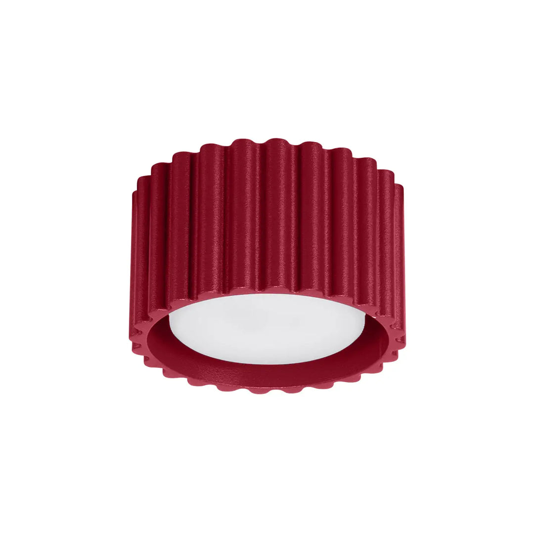 Luminaire plafonnier aura 1 bordeaux en métal cannelé rouge avec diffuseur blanc circulaire et forme unique inspirée
