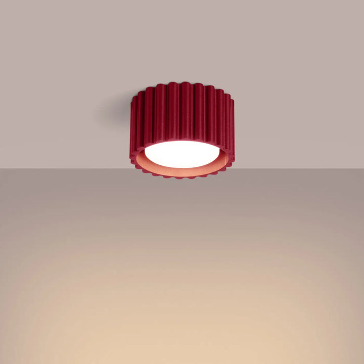 Luminaire plafonnier aura 1 bordeaux avec forme unique inspirée, design cylindrique cannelé et lumière blanche chaude