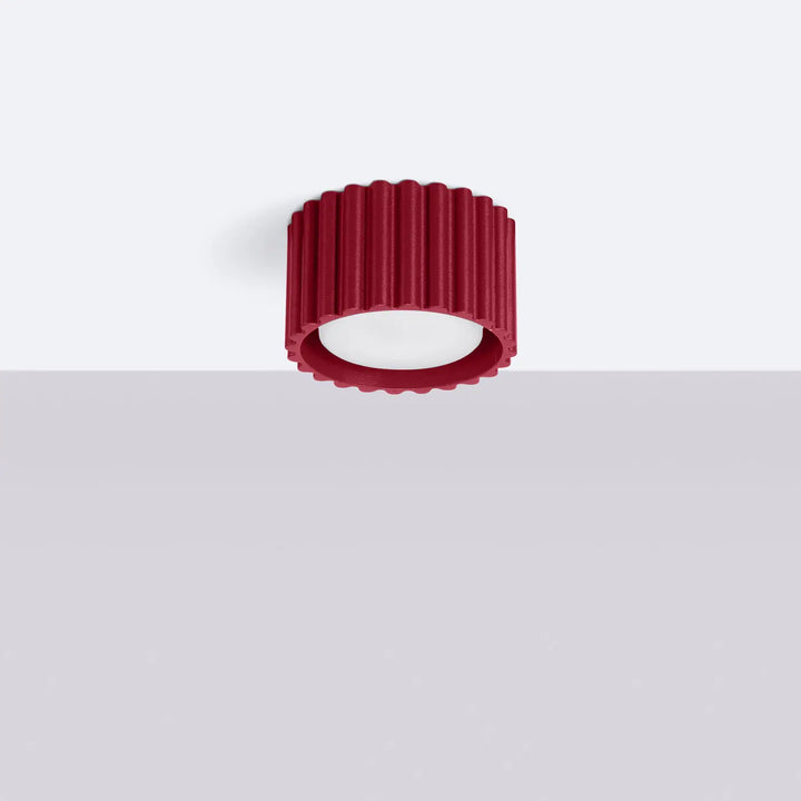 Luminaire plafonnier bordeaux avec design moderne et forme unique inspirée en finition côtelée rouge