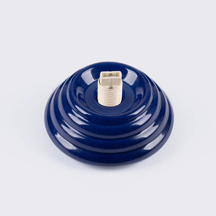 Base de lampe zori en céramique bleu profond à ridges concentriques avec socket crème pour belle décoration et qualités esthétiques
