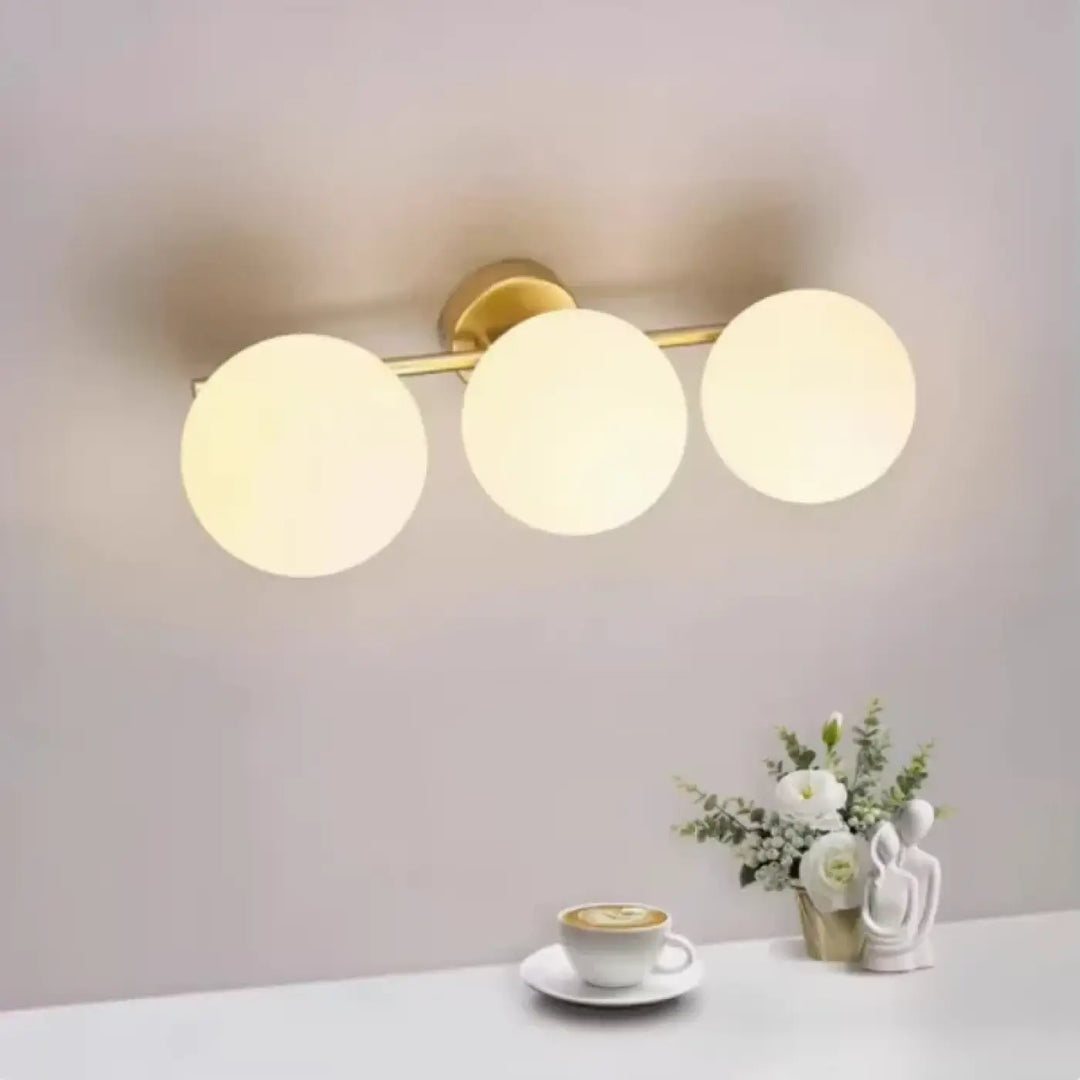 Luminaire plafonnier moderne en boules blanches avec support doré