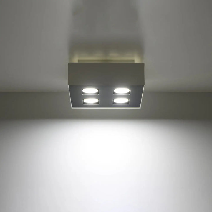 Plafonnier moderne mono blanc avec quatre sources lumineuses led dans un cadre métallique élégant
