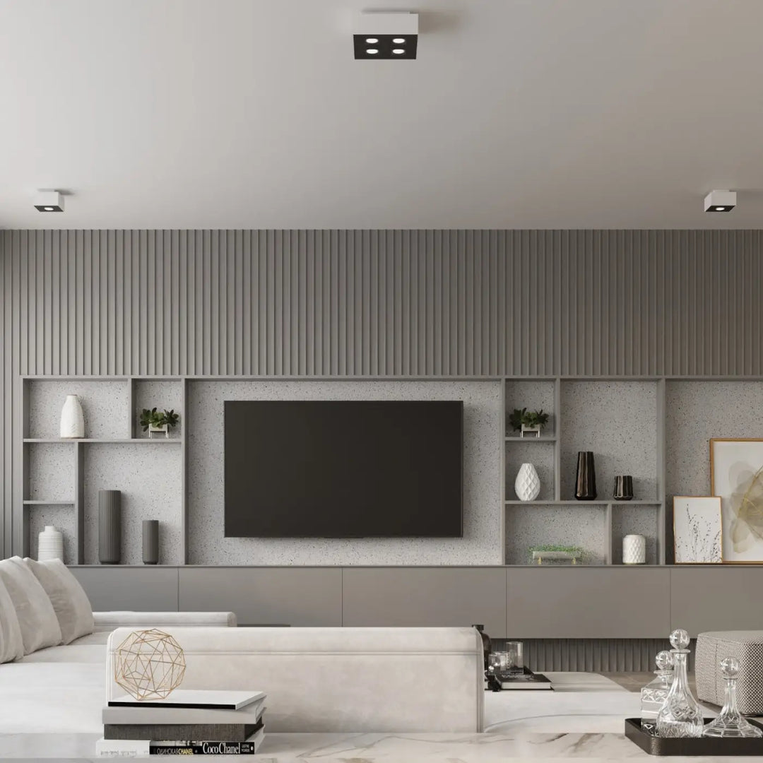 Luminaire plafonnier moderne mono blanc avec spot allongé intégré sur un mur en bois vertical gris avec tv centrale