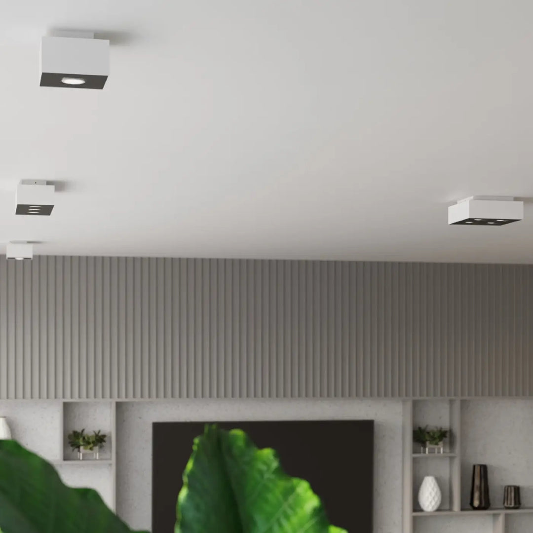 Plafonnier moderne mono blanc avec spots allongés noirs offrant des sources lumineuses élégantes et contemporaines