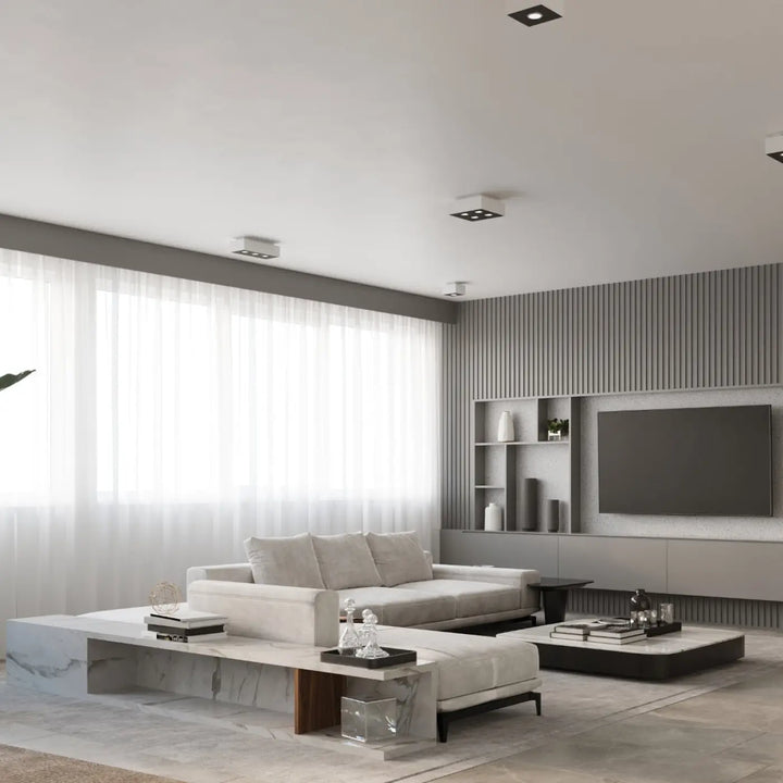 Luminaire plafonnier moderne mono blanc dans un salon minimaliste avec spot allongé et sources lumineuses élégantes