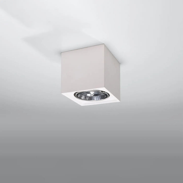 Plafonnier seida carré blanc en céramique avec réflecteur métallique pour créer une atmosphère unique