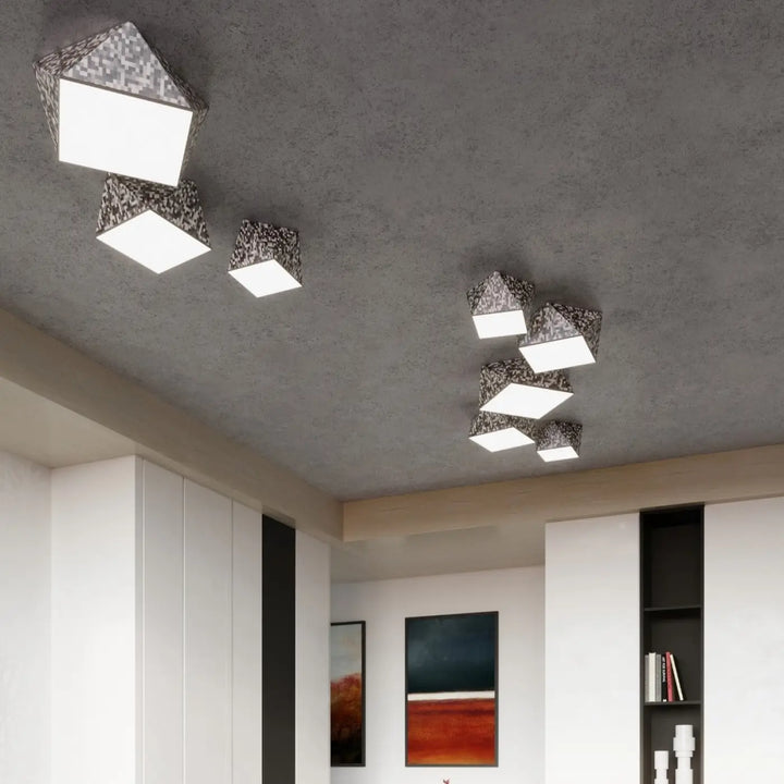 Plafonnier hexa modern avec motif mosaïque noir et blanc sur surface facettée argent pour intérieur exclusif