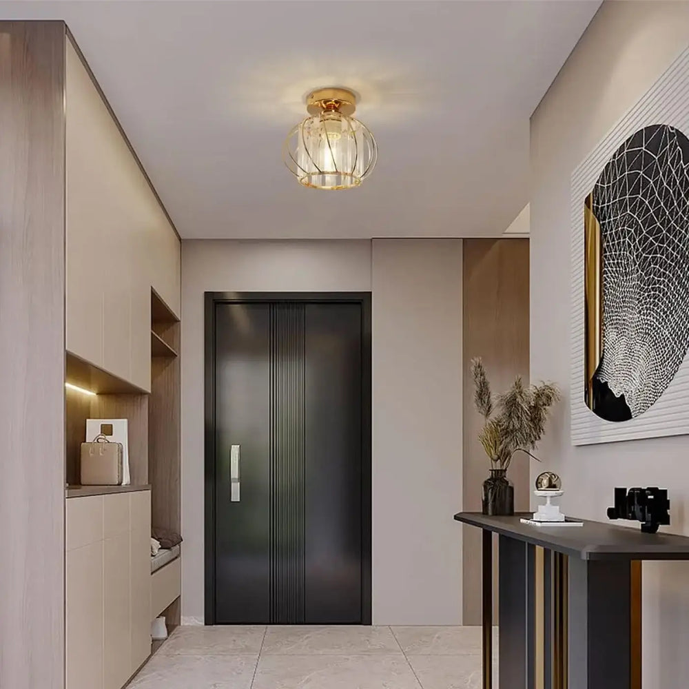 Luminaire plafonnier veloria finition or avec globe en cristal transparent facetté et filigrane interne complexe