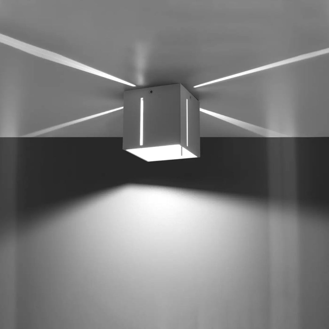 Plafonnier pixar blanc moderne avec finition métallique et perforation linéaire pour un spectacle lumineux éclatant