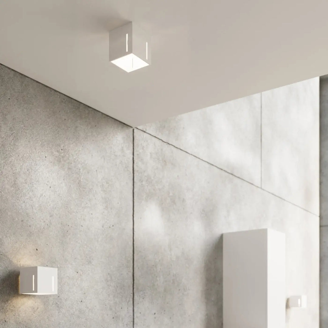 Luminaire plafonnier pixar blanc avec perforation linéaire vertical pour un spectacle lumineux minimaliste
