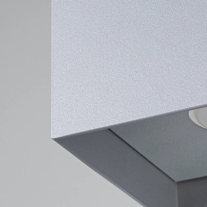 Luminaire plafonnier hati gris avec finition mate et texture argentée conçu pour un style industriel facile à installer
