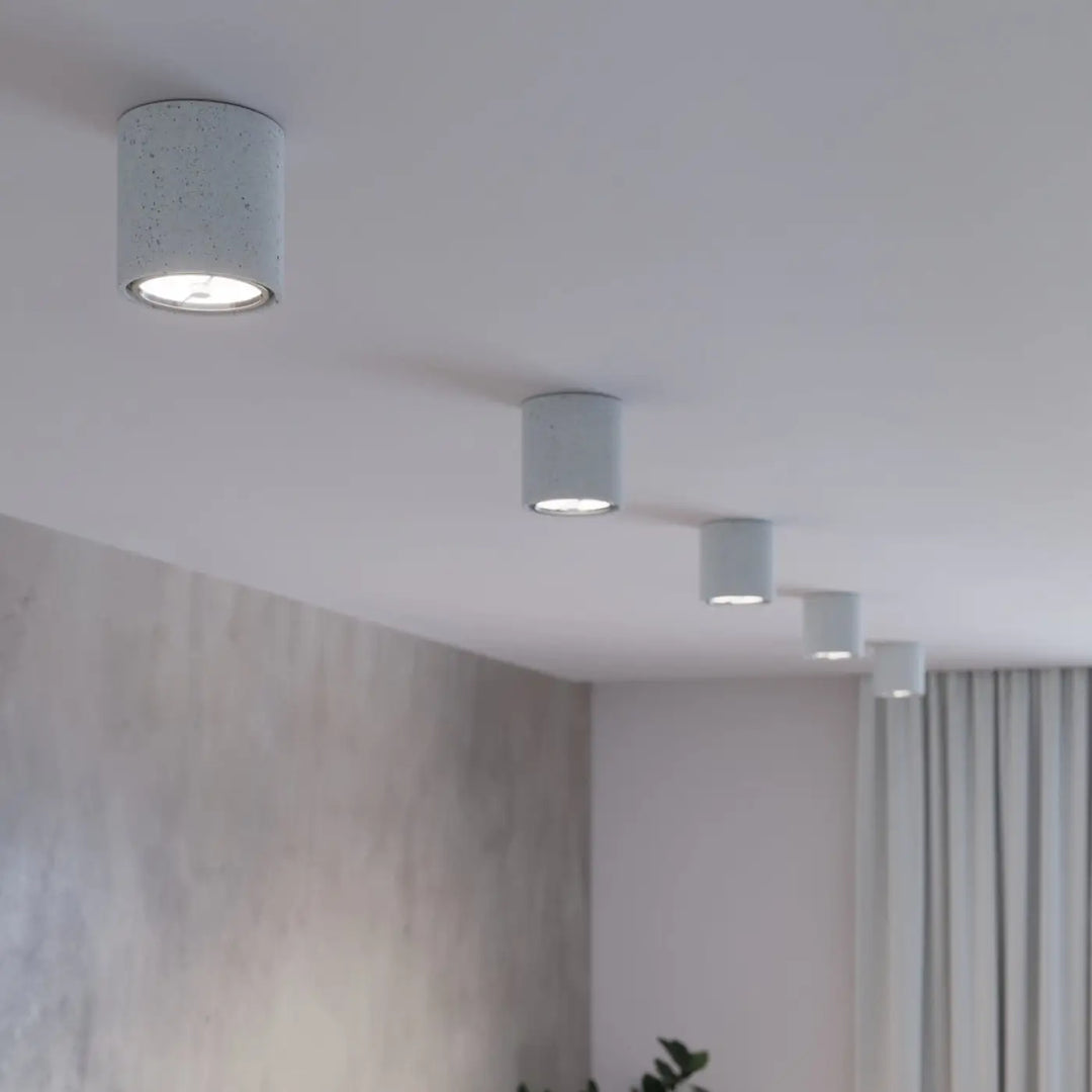 Luminaire plafonnier cullo en béton durable forme simple avec finition gris moucheté et design encastré moderne