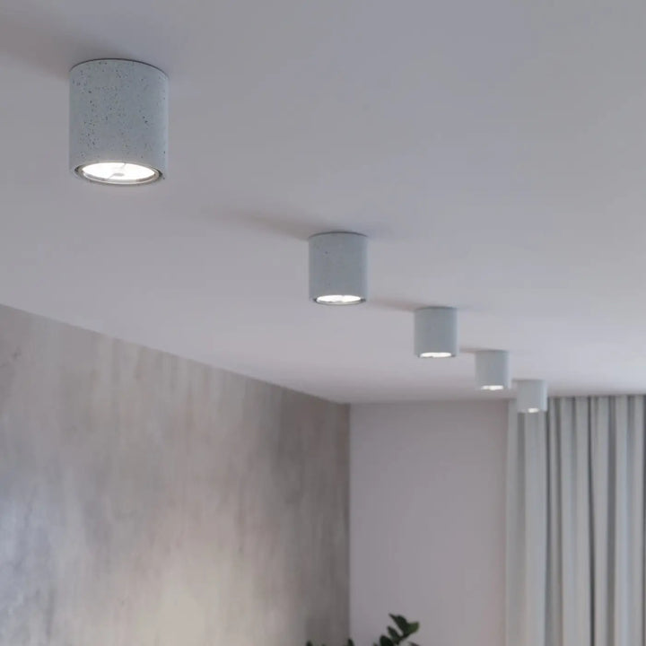 Luminaire plafonnier cullo en béton durable forme simple avec finition gris moucheté et design encastré moderne